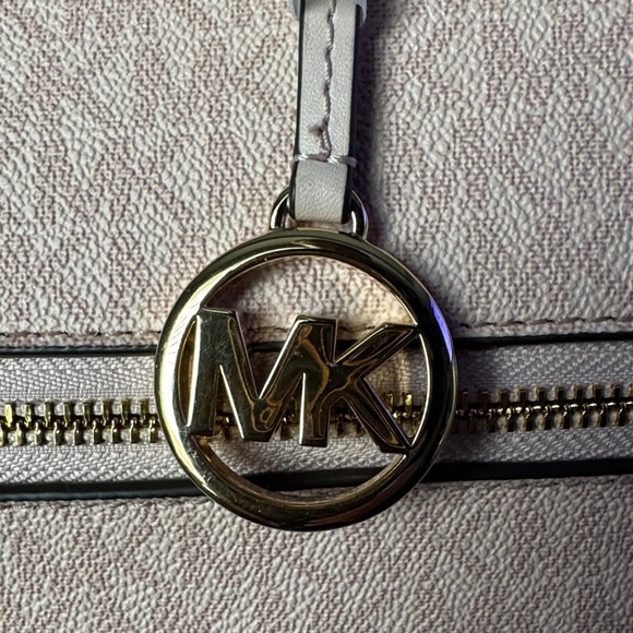 Michael Kor’s Blush Pink Large Travel Bag!!!🔥🔥🔥🔥🔥 Brand New!!!!🔥🔥🔥🔥🔥😳🔥💯💯 - Picture 6 of 7